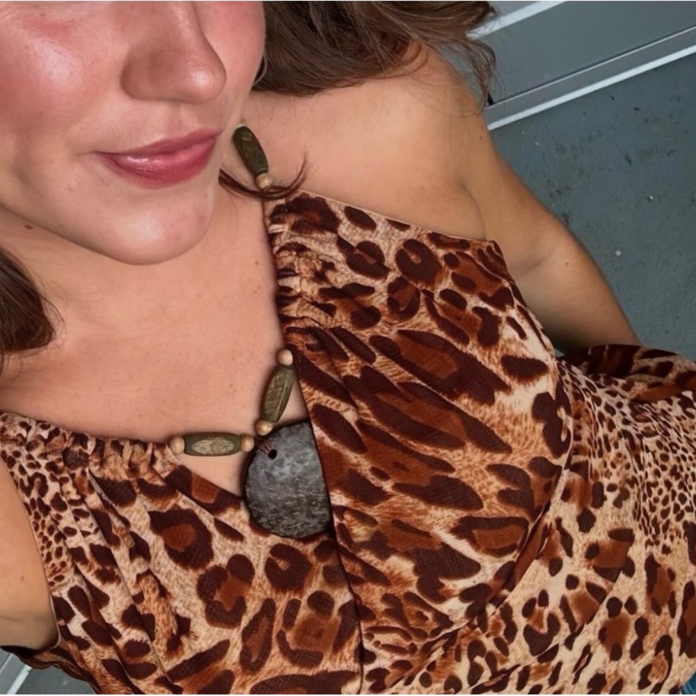 Vintage v-neck tank top 
Cheetah print
Beaded